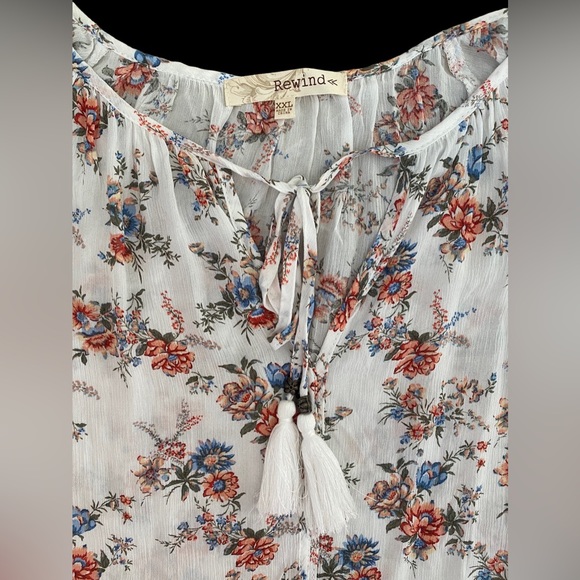 🔸SALE🔸 White Floral Blouse - Picture 2 of 5
